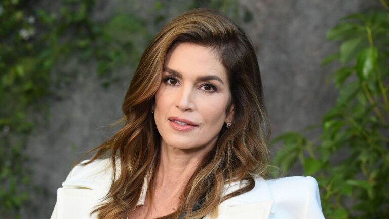 Inspirujeme se od Cindy Crawford a cestujeme v džínách – ale nebojte se, jsou pohodlnější, než si myslíte