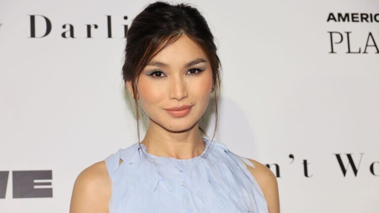 Odvážné šachovnicové šaty a drobná značková taška Gemmy Chan ve Wimbledonu byly ikonické